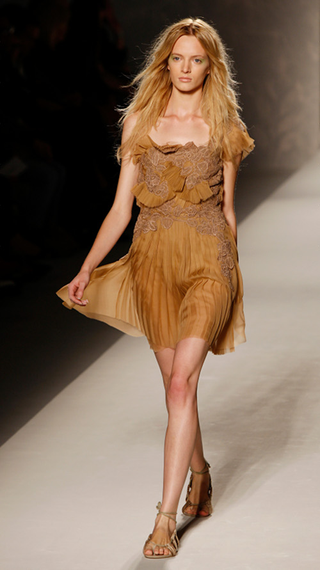 Illustration for article titled Alberta Ferretti Features Surprisingly Practical Accoutrements